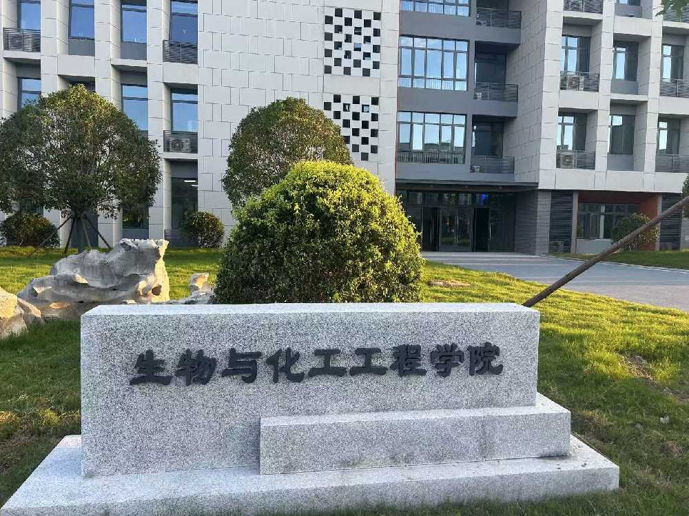 泰来县扬州职业大学体育场高杆灯项目